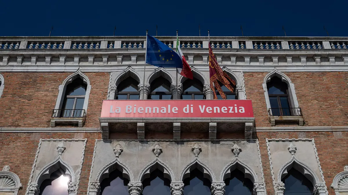 Еврокомиссия прекратила европейский грант в размере 2 млн евро Венецианской биеннале современного искусства после решения допустить официальный российский павильон. Решение вызвало политическую критику в ЕС и протестные акции вокруг участия России.