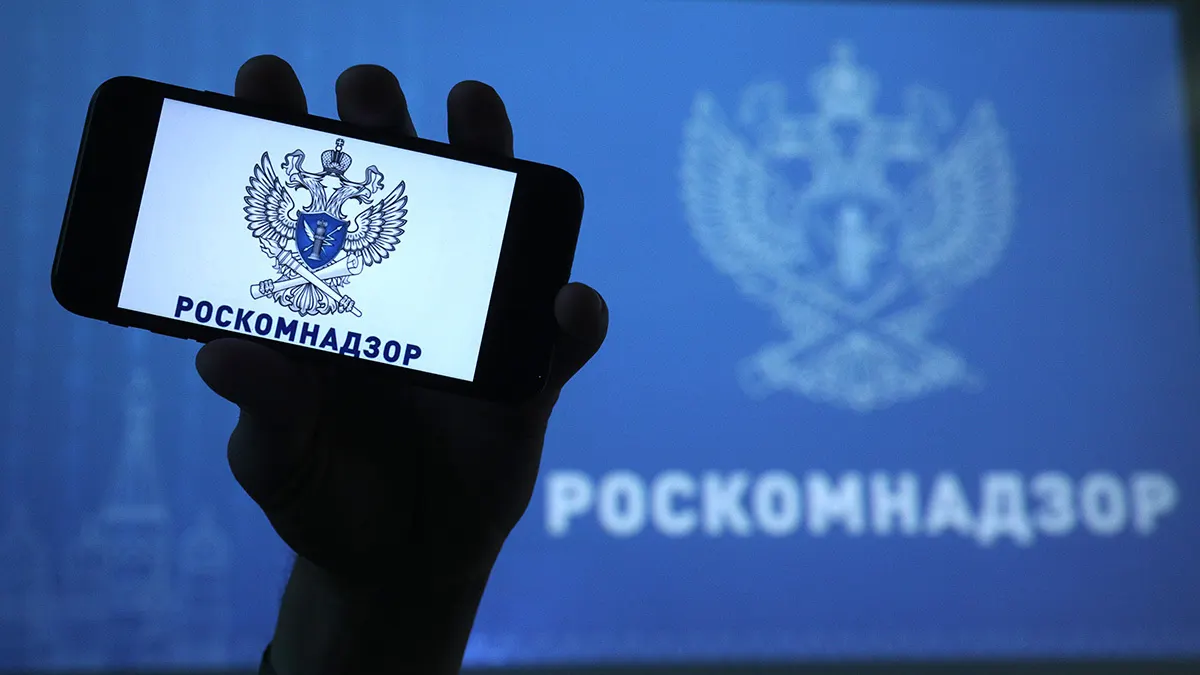 Регулятор объяснил блокировку наличием материалов с «пропагандой нетрадиционных сексуальных отношений». Редакция называет решение надуманным и планирует продолжать работу в России.