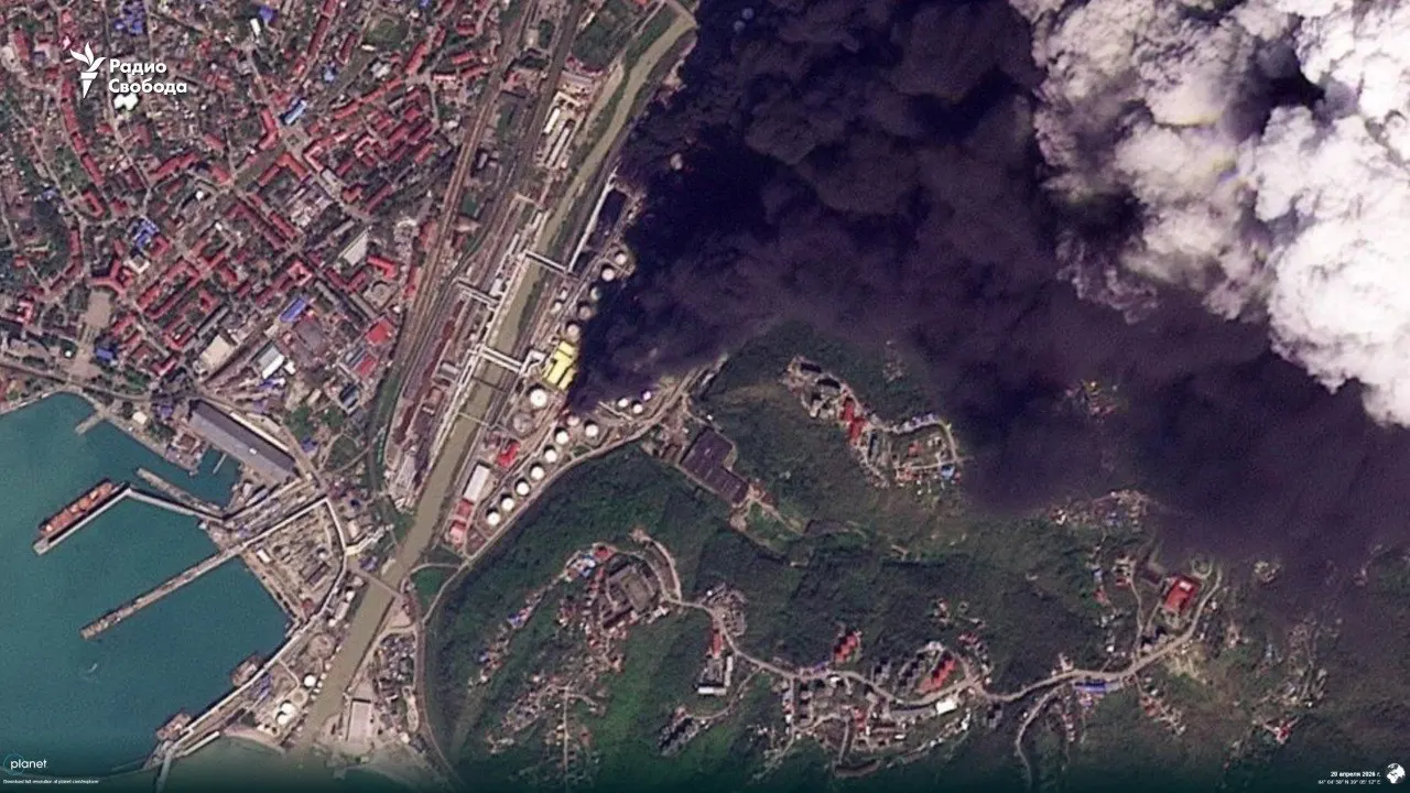 Надзорные службы Краснодарского края рекомендовали реже находиться на открытом воздухе и использовать маски, пока в Туапсе и акватории моря фиксируют последствия пожара и утечки нефтепродуктов после атак дронов на местный НПЗ.