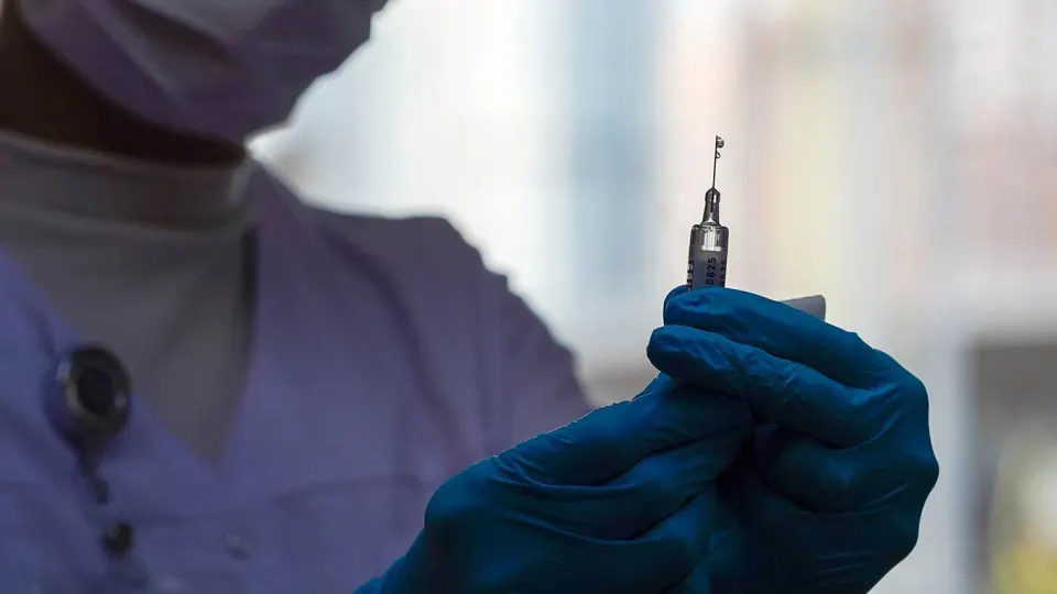 Российские ученые разрабатывают генотерапевтический препарат, блокирующий ген, связанный со старением клеток. Проект оценивается как одно из ключевых направлений программы «Новые технологии сбережения здоровья».