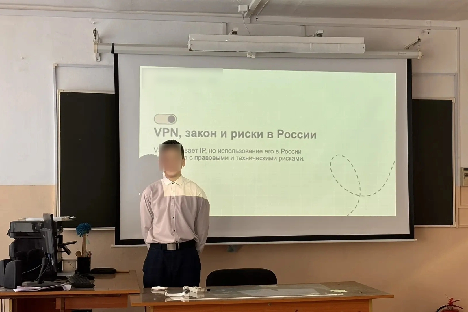 В учебных заведениях разных регионов России начали регулярно проводить уроки и беседы о рисках использования VPN и утечке персональных данных, связывая работу через такие сервисы с кибербезопасностью и ответственностью по административным и уголовным статьям.