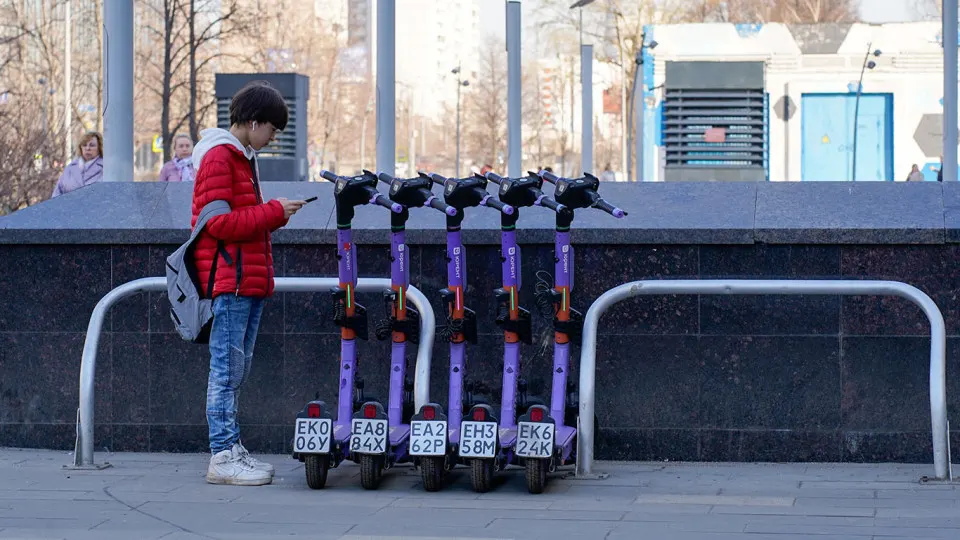 Московский автодорожный вуз предложил сделать аренду электросамокатов доступной только через госмессенджер «Мах» и использовать его для контроля за поездками и нарушениями ПДД.