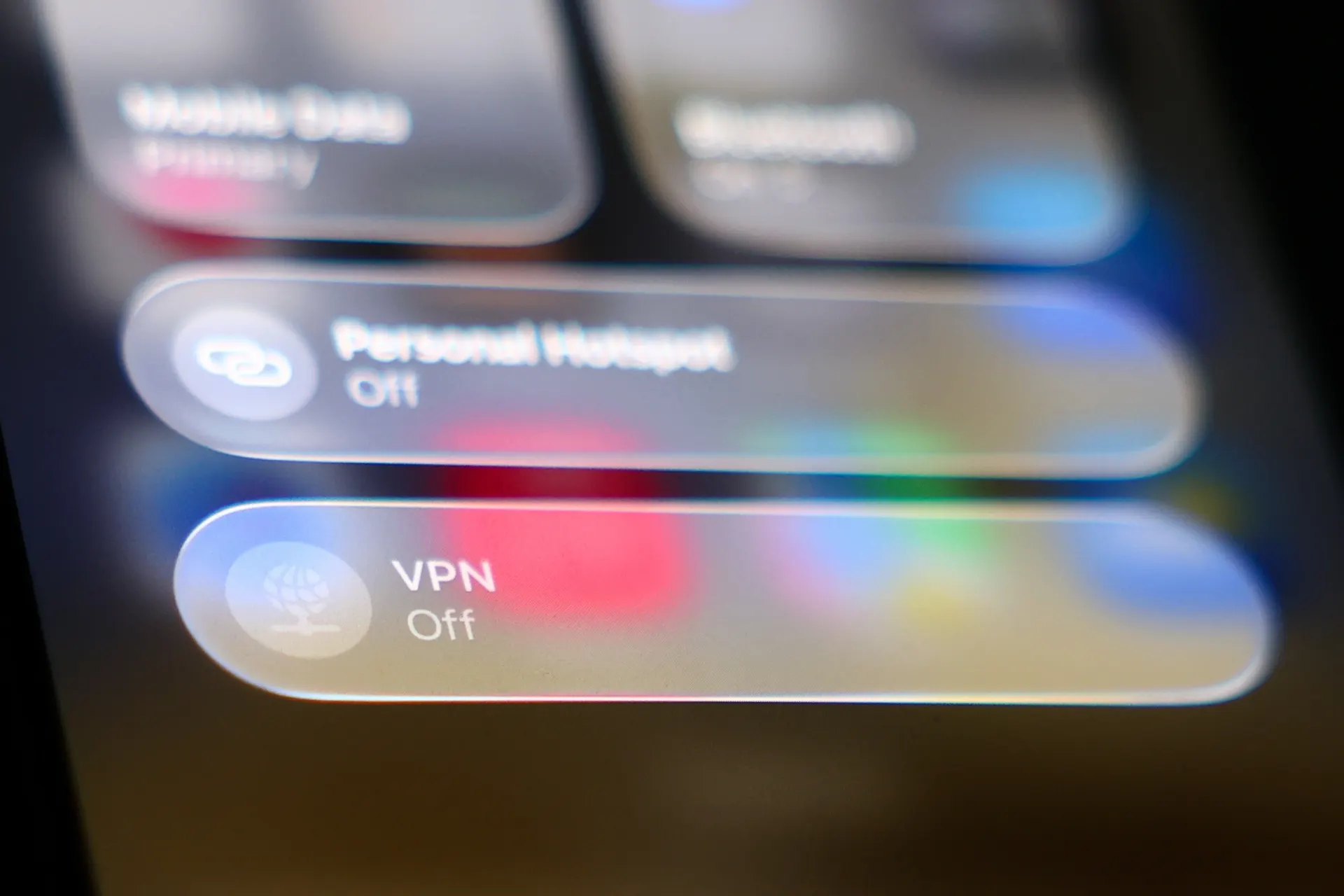 После требованных с 15 апреля ограничений доступ к некоторым сервисам через VPN стал частично восстанавливаться: пользователи отмечают успешный вход на маркетплейсы и отдельные сервисы, но ситуация остаётся фрагментированной.