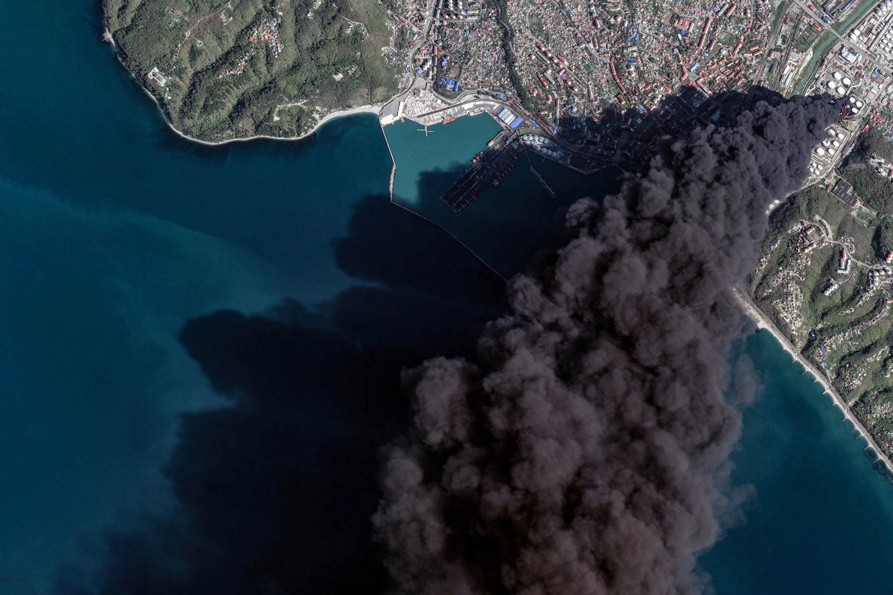 После пожаров на нефтеналивном терминале и разливов в Чёрном море власти заключили новые контракты и не отменили прежние — дети по-прежнему направляются в лагеря на побережье, где фиксируются признаки загрязнения.