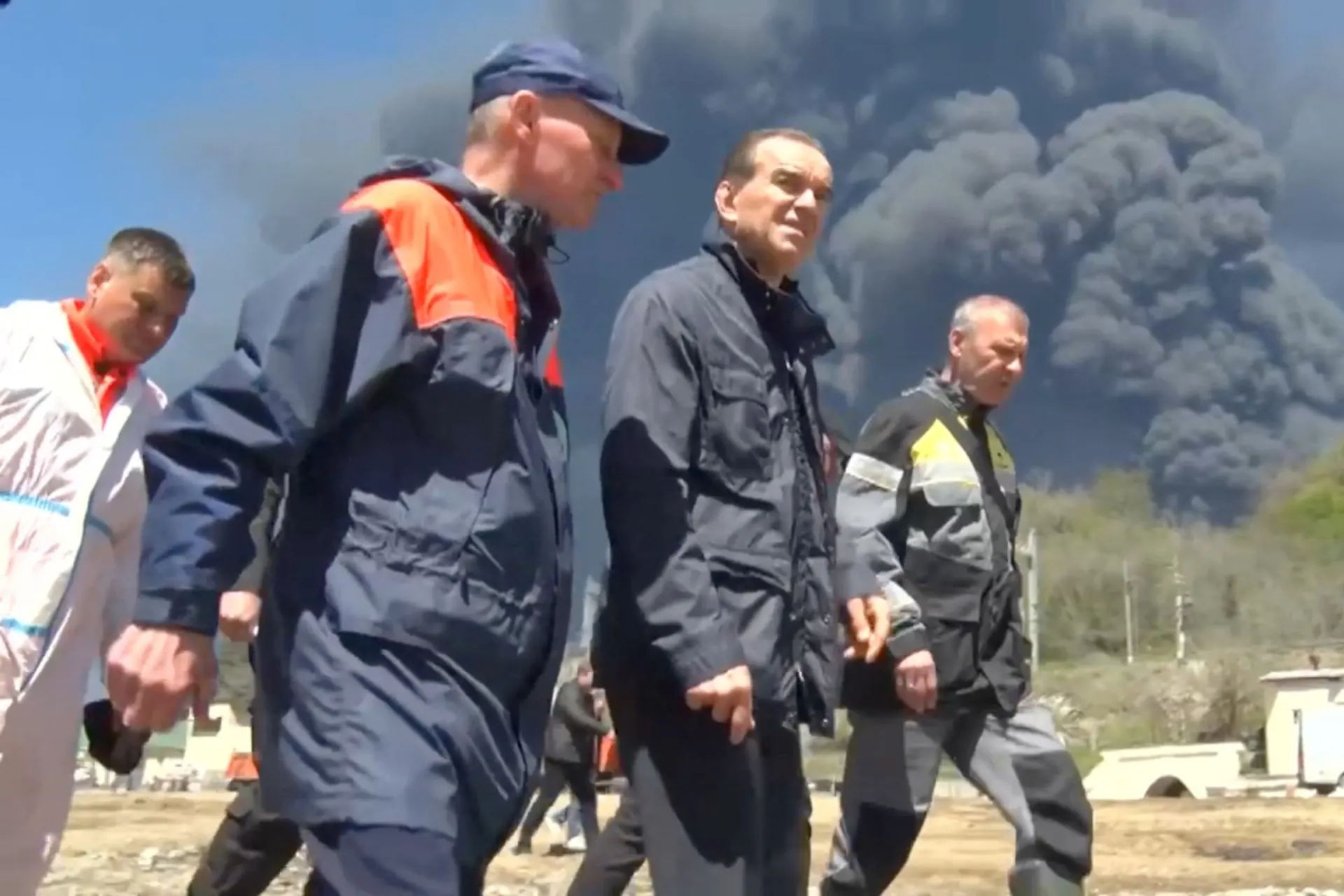 За неделю провластные боты во «ВКонтакте» оставили тысячи комментариев под публикациями о дронах, пожарах и разливах нефти в Туапсе — они распространяли обвинения, смягчали масштаб ЧС и хвалили действия экстренных служб.