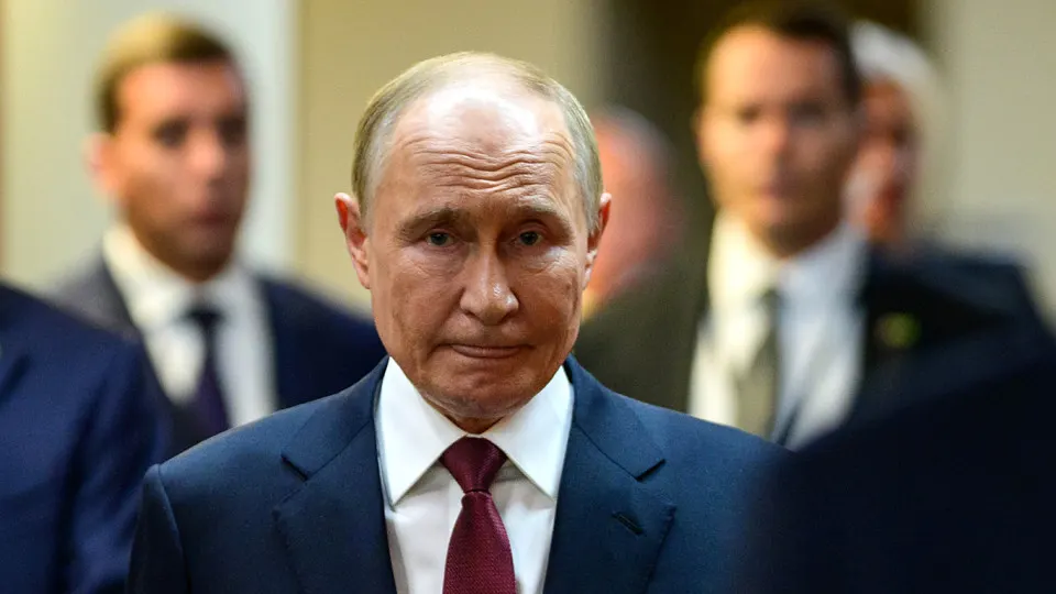 Социологи зафиксировали самое продолжительное с 2018 года снижение одобрения деятельности Владимира Путина: рейтинг падает двенадцать недель из четырнадцати на фоне блокировок онлайн‑сервисов и экономической стагнации.