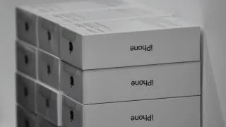 У ритейлеров в России скопились крупные запасы дорогих смартфонов Apple и Samsung. Из‑за снижения покупательной способности и общего спада интереса к электронике продавцы вынуждены заметно снижать цены и распродавать флагманы с крупными скидками.