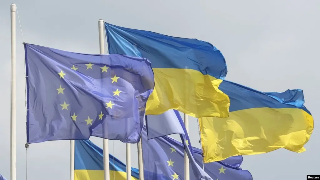 Евросоюз единогласно согласовал изменения в бюджете для кредита Украине на 90 млрд евро и утвердил 20‑й пакет санкций против России, заявив о стратегии одновременного усиления Киева и давления на Москву.