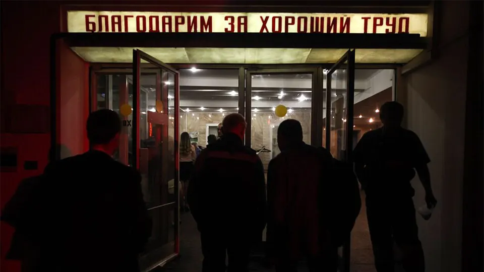 Число работников бюджетной сферы, рекомендованных к увольнению, превысило 105 тысяч человек. Сокращения затронут в первую очередь Москву и ряд регионов и связаны с дефицитом федерального и региональных бюджетов, а также с курсом на повышение производительности труда и цифровизацию.