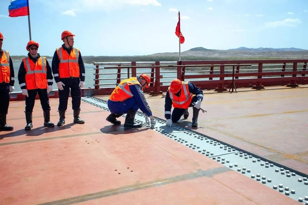 К 2026 году на российско‑северокорейской границе планируют открыть первый прямой автомобильный мост через реку Туманную. Новый переход должен усилить торговлю и улучшить логистику между странами.