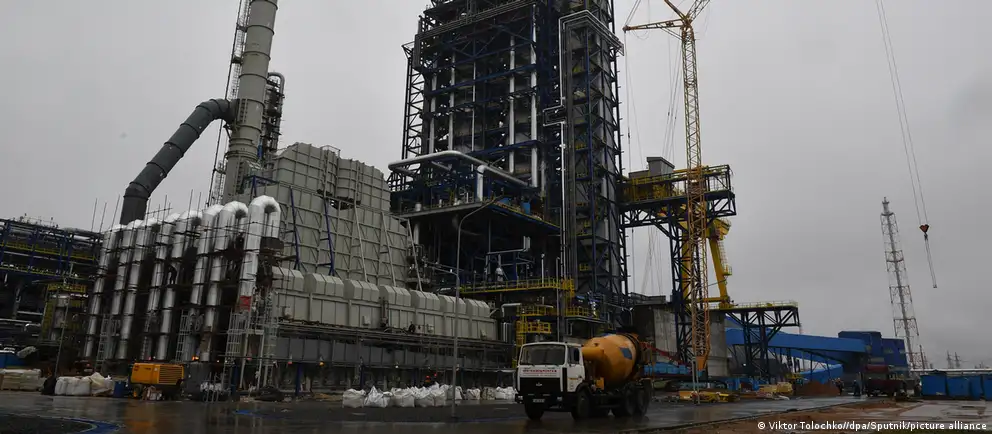 Рост мировых цен на нефть дал Беларуси новые возможности — но логистические проблемы, удары по портам и сокращение транзита по «Дружбе» сильно сокращают потенциальную выгоду.