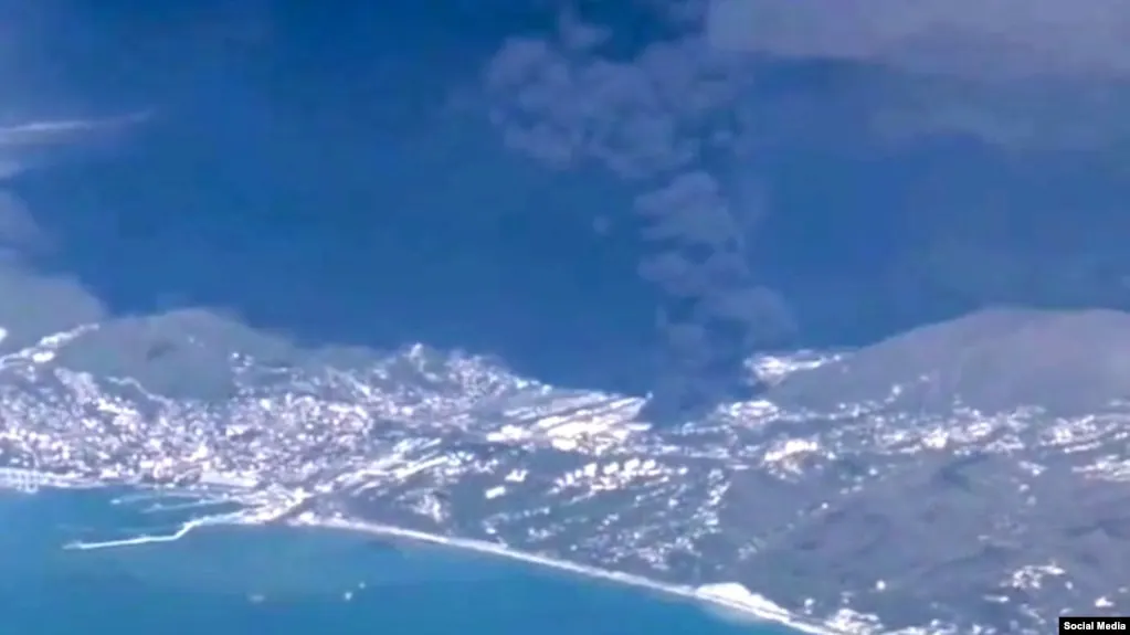 После ночной атаки беспилотников на НПЗ в Туапсе продолжают тушить пожар и ликвидировать разлив нефти; в регион прибыл глава МЧС, на место направили дополнительные силы.