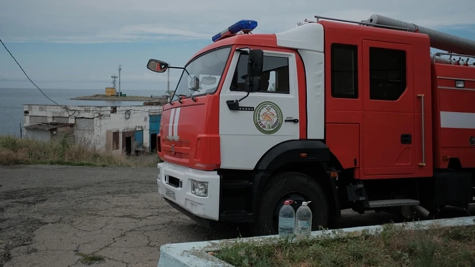 В Туапсе объявлена эвакуация из опасной зоны после пожара на нефтеперерабатывающем заводе, который возник в результате удара беспилотников. В тушении участвуют расчёты и техника, людей размещают в школе №6; пострадавших не зафиксировали. Это уже третий удар по предприятию за последние две недели, ранее были крупные пожары и разливы.