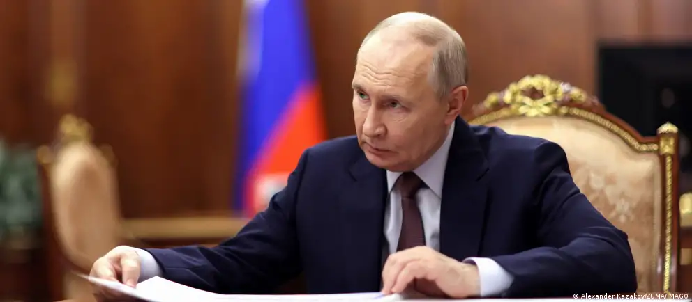 Президент России подписал закон, который ослабляет антикоррупционный контроль: государство перестанет проверять сделки, совершённые чиновниками и их семьями до назначения на должность или регистрации брака, а в декларациях нужно будет указывать только совокупный доход семьи.