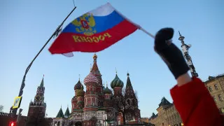 В российской экономике развернулся масштабный кризис неплатежей: просроченная дебиторская задолженность компаний перевалила за 8 трлн рублей, что эквивалентно почти 4% ВВП. Основной удар пришёлся по обрабатывающей промышленности и торговле, а ключевыми факторами роста долгов эксперты называют повышение налогов и сокращение бюджетной поддержки.