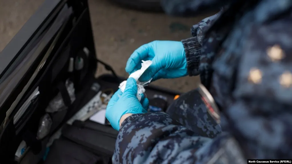 Кабинет министров согласился одобрить законопроект Верховного суда о смягчении наказаний за незаконный оборот наркотиков при условии, что из него уберут норму о снижении максимальных сроков за хранение в крупном и особо крупном размере.