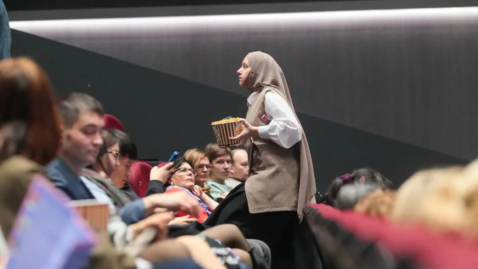 Ассоциация владельцев кинотеатров и дистрибьюторы призвали кинотеатры с 30 апреля по 11 мая 2026 года не показывать зарубежные фильмы без прокатных удостоверений, чтобы поддержать российский фильм «Литвяк» и отечественный репертуар.