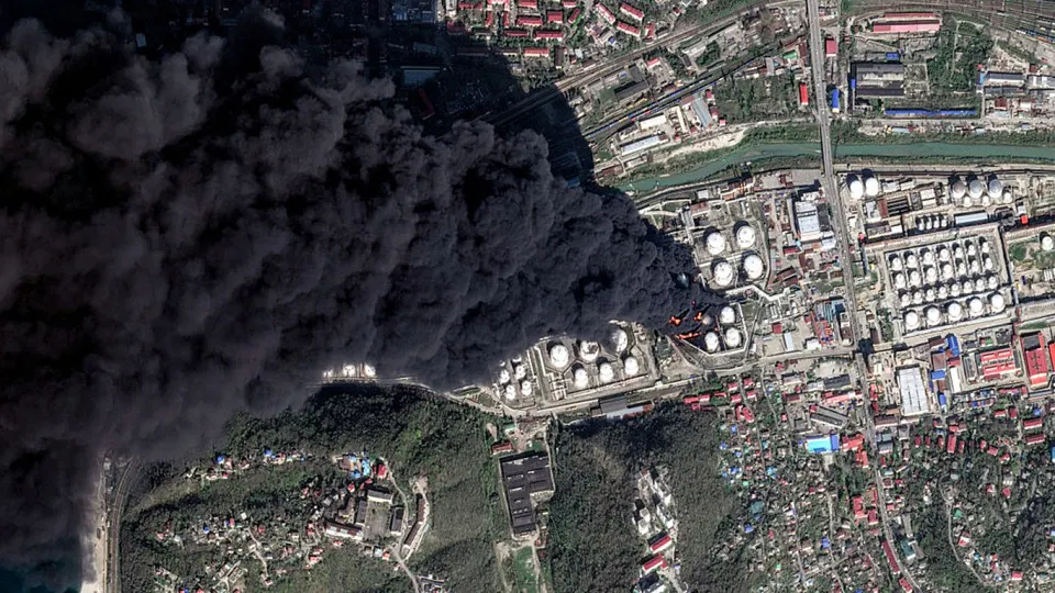 Затяжной пожар на нефтяном терминале в Туапсе привёл к масштабному задымлению и «нефтяному дождю» на черноморском побережье, загрязнению воздуха и воды, а также к экологическим рискам для людей и природных территорий.