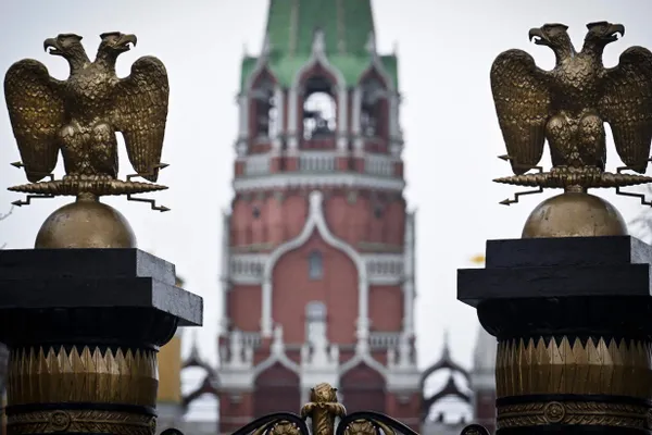 На некоторых стрим‑платформах в начале показа указывают, что в фильмах были удалены или скрыты фрагменты; правообладатели ставят такие пометки, а платформы заявляют, что не редактируют контент. Это происходит на фоне нового закона о «дискредитации» традиционных ценностей.