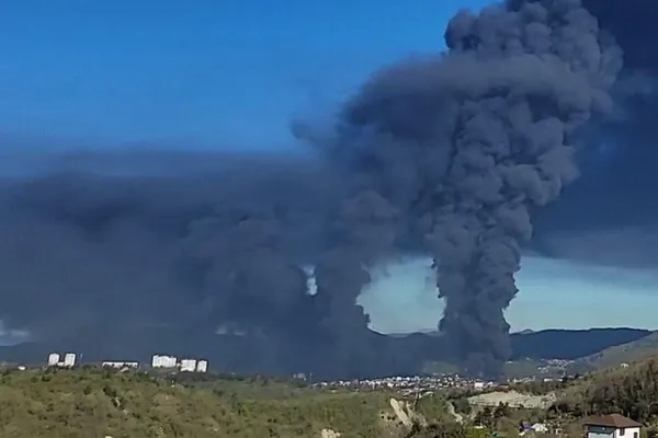 Во время пожара на нефтеперерабатывающем заводе в Туапсе из резервуара произошёл выброс кипящей нефти на улицу. Власти эвакуировали жителей, пострадавших нет.