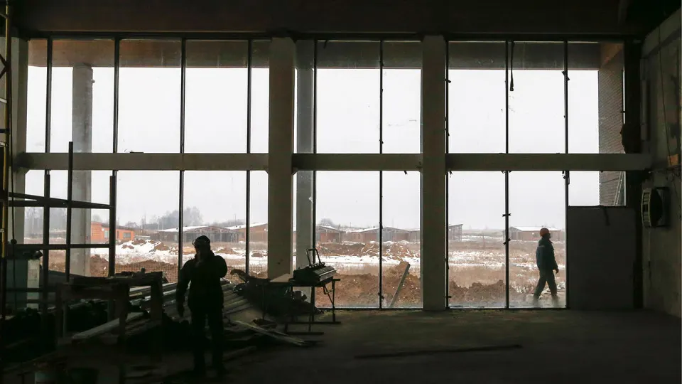 Снижение деловой активности и рост расходов на строительство привели к замедлению развития гостиничной сети: в начале года не открылось ни одного отеля не ниже 3 звёзд и на 100+ номеров, а запланированные проекты откладываются из‑за финансовых и кадровых проблем.