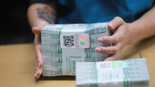 Объем наличных в обращении за одну неделю вырос почти на четверть триллиона рублей на фоне отключений мобильного интернета и планов усилить контроль за переводами на банковские карты.