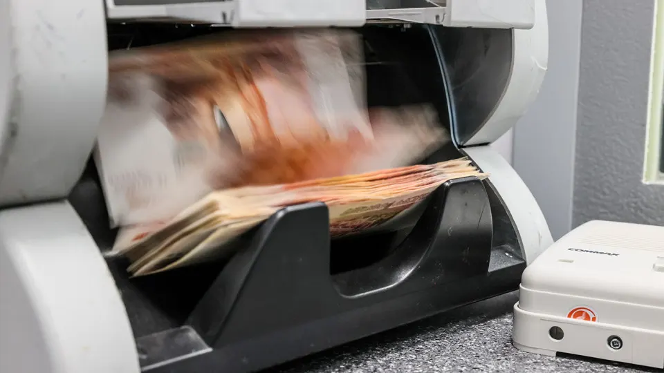 Суммарный финансовый результат бизнеса резко ухудшился: сальдированная прибыль за первые два месяца года сократилась на треть. Спад наблюдается во многих отраслях, растут просрочки и снижаются инвестиции.