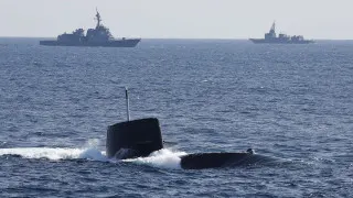 Японское правительство кардинально пересматривает послевоенную доктрину и разрешает экспорт летального вооружения, открывая путь к поставкам ракет, боевых кораблей, подлодок и самолетов за рубеж при жестком государственном контроле.