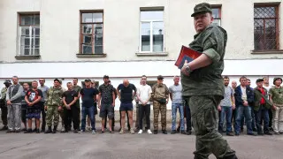 Минобороны подготовило поправки, позволяющие проверять военнослужащих на употребление алкоголя непосредственно в частях с помощью экспресс-тестов, без обязательной доставки в медучреждения. Инициатива связана с трудностями традиционного освидетельствования в условиях боевых действий и сообщений о наборе в армию людей с алкогольной зависимостью.