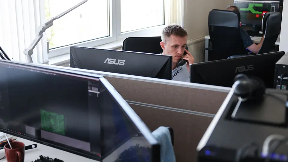 Опрос ИТ‑специалистов показал, что российские компании продолжат использовать иностранный софт вплоть до 2030–2031 годов, несмотря на курс на импортозамещение и обсуждаемые в Госдуме ограничения для коммерческого сектора.