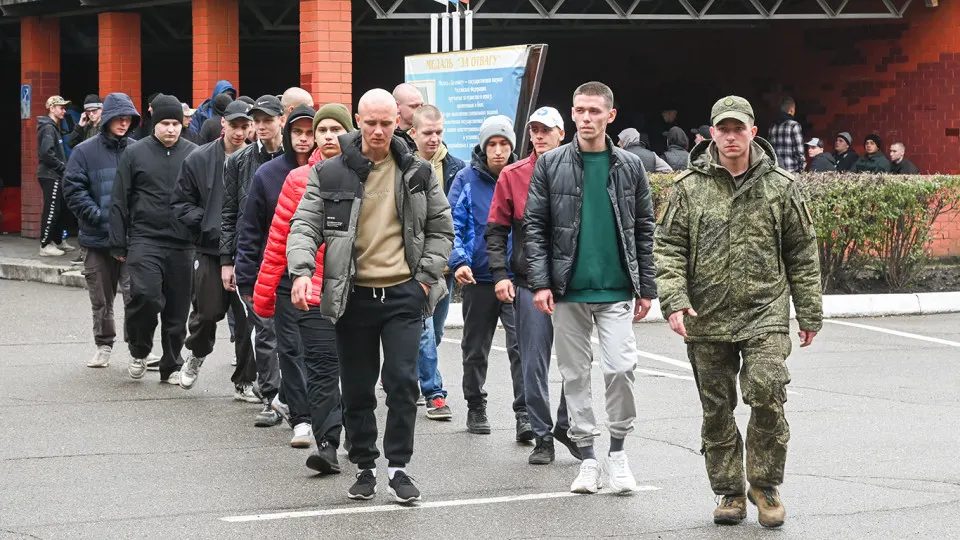 Молодому человеку, получившему повестку и запрет на выезд в электронном реестре, не позволили покинуть Беларусь — на границе и в аэропорту давали только устные объяснения. Правозащитники советуют оперативно обжаловать такие запреты.