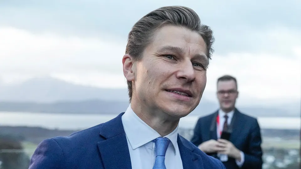 Правительство Финляндии предложило поправки к законодательству, которые снимут запрет на ввоз, транзит, хранение и поставку ядерного оружия в страну в рамках собственной обороны и сотрудничества с НАТО, сохранив при этом уголовную ответственность за разработку и производство ядерных боеприпасов.