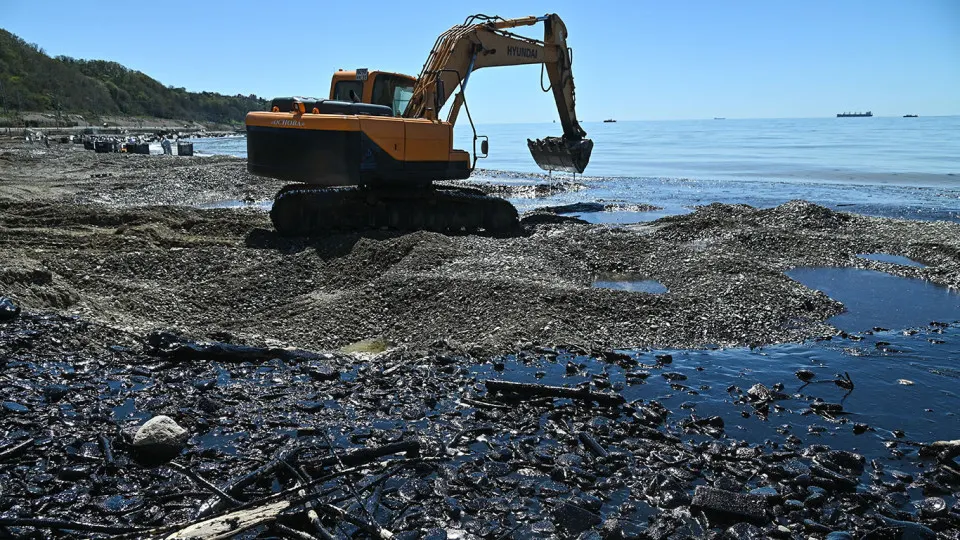 Пожары на нефтяном терминале после атак беспилотников вызвали утечку нефтепродуктов, «нефтяные дожди», массовую гибель животных и повышение уровня токсинов в воздухе. Об инциденте почти не сообщили в эфире, а официальных комментариев со стороны федеральной власти пока нет.