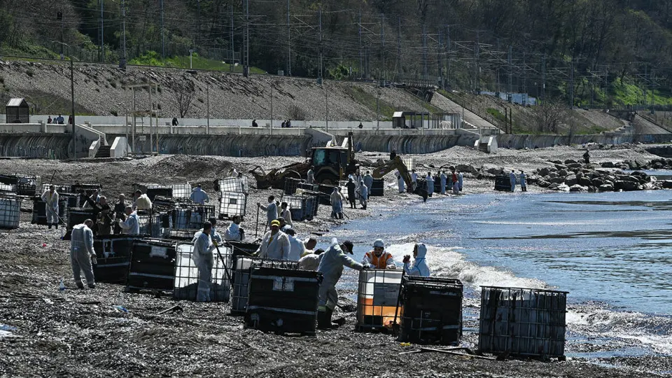 После ночной атаки беспилотников на нефтеперерабатывающий завод в Туапсе возник масштабный пожар. В городе временно отключена подача воды, объявлена эвакуация, МЧС вылетает на место.