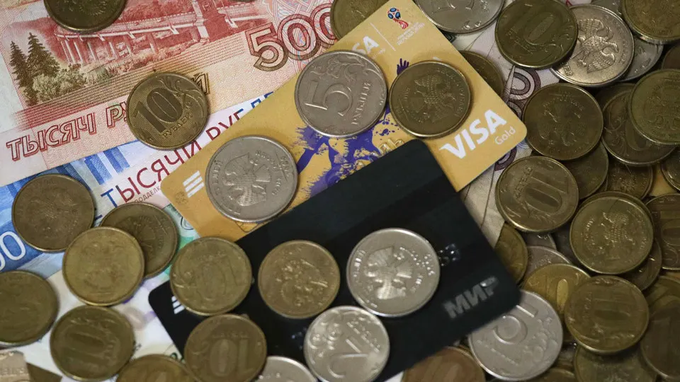 Регуляторы обсуждают «красные флаги» — переводы из других регионов, массовые операции в рабочее время и слишком частые перечисления. Планируется обмен данными ЦБ и ФНС и автоматизация проверок при превышении лимитов доходов.