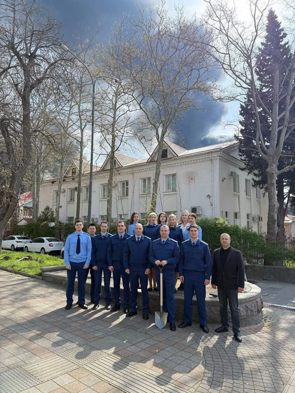 Прокуратура Краснодарского края опубликовала отчет об акции по озеленению Туапсе в преддверии 9 Мая, сопроводив его фотографиями сотрудников на фоне мощного дымового шлейфа от многодневного пожара в морском терминале.