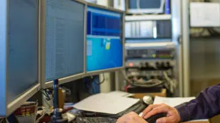 Минцифры подготовило поправки в КоАП: за несвоевременный переход критически важных объектов на отечественное ПО и доверенные программно-аппаратные комплексы предлагается штрафовать должностных и юридических лиц. Эксперты считают размер санкций недостаточно чувствительным для крупных компаний.