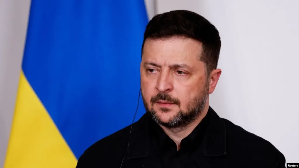 Президент Украины заявил, что предложение о прекращении огня на период празднования Дня Победы может быть рассчитано на безопасное проведение военного парада в России и служить тактическим обманом. Он при этом поддерживает гуманитарные инициативы, направленные на защиту гражданских и обмен пленными.