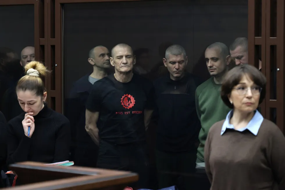 Летом 2022 года в оккупированном Херсоне задержали девятерых местных жителей, обвинив их в подготовке покушений на пророссийских чиновников. По версии следствия, они пытались взорвать представителей оккупационной администрации, однако все попытки сорвались. Подозреваемых тайно удерживали в подвале, избивали и пытали током, один человек погиб еще до «официального задержания». Спустя более трех лет Южный окружной военный суд в Ростове-на-Дону приговорил фигурантов к срокам от 14 до 20 лет лишения свободы, проигнорировав заявления о пытках и требования защиты проверить доказательства.