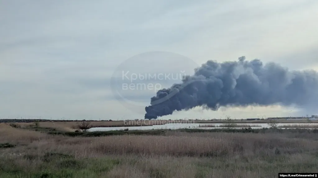 В ходе ночных ударов беспилотников по промышленным и энергетическим объектам в Самарской и Нижегородской областях, а также по Крыму и югу России погиб один человек, есть пострадавшие и крупные пожары на нефтяных объектах.