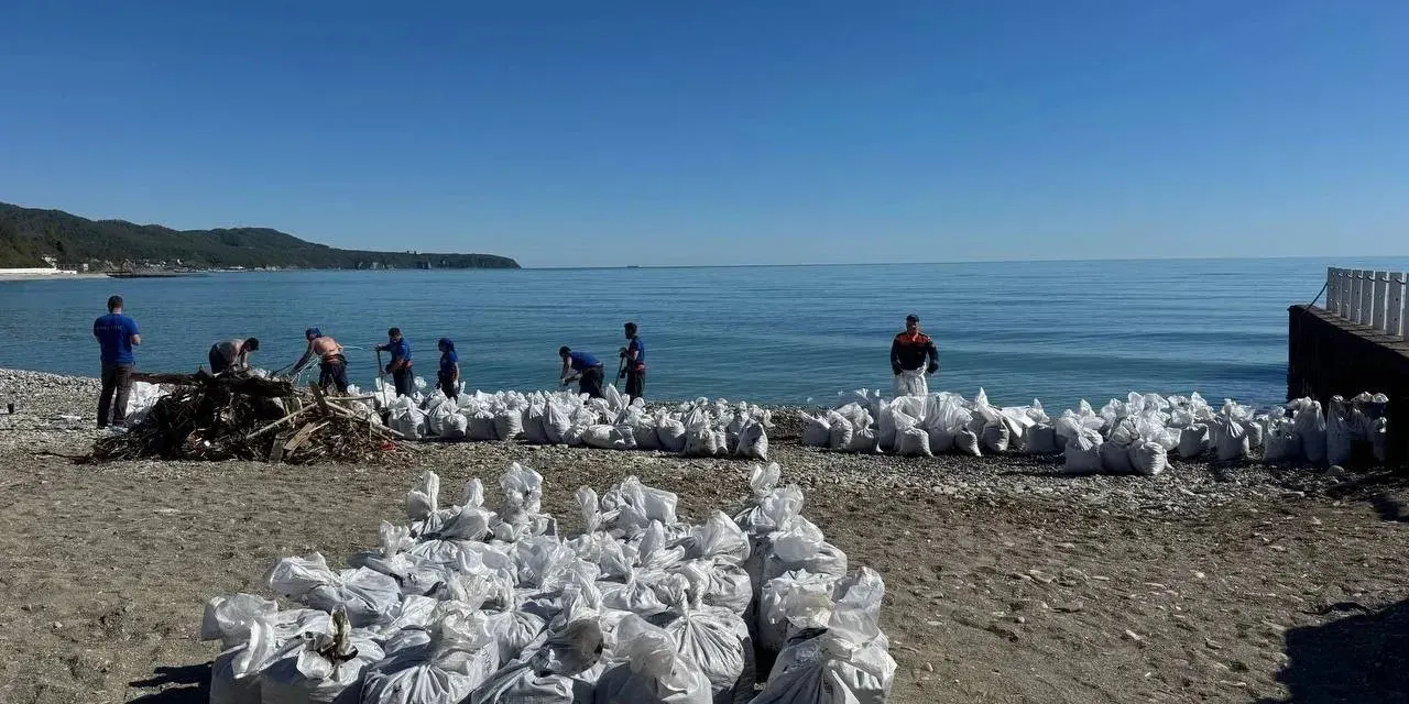 На побережье Туапсе зафиксированы крупные пятна мазута: спасатели собрали более 4,1 тыс. м³ загрязнённого грунта, добровольцы и местные жители жалуются на недостаток помощи и продолжают уборку сами.