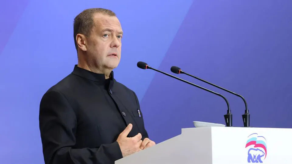 Заместитель председателя Совбеза Дмитрий Медведев предупредил о реальной угрозе ядерного апокалипсиса и призвал быть готовыми, пока продолжается неопределённость вокруг судьбы договора СНВ‑III и нарастают заявления о модернизации ядерных арсеналов.