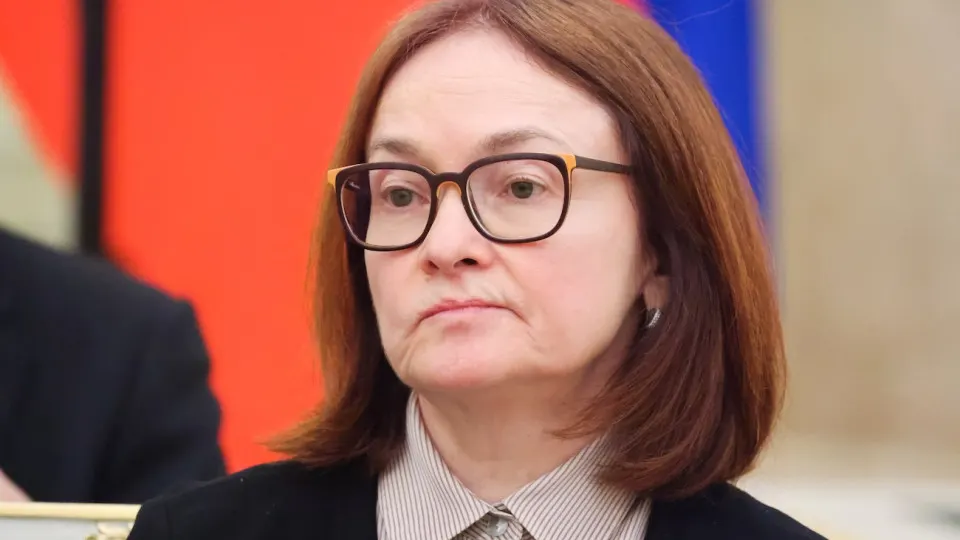 Банк России ожидает резкий рост нефтяной выручки на фоне конфликта на Ближнем Востоке, но прогноз по росту ВВП и потреблению населения остается слабым, а ключевая ставка — повышенной.