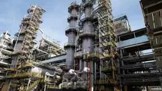 Сызранский нефтеперерабатывающий завод приостановил переработку нефти после атаки беспилотников: повреждено технологическое оборудование, аварийно остановлена основная установка первичной переработки, ремонт может занять до двух недель.