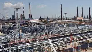 Из-за атак беспилотников приостановлена переработка нефти на Туапсинском и Новокуйбышевском НПЗ, ранее удары привели к остановкам крупных заводов в Нижегородской, Саратовской и Ленинградской областях.