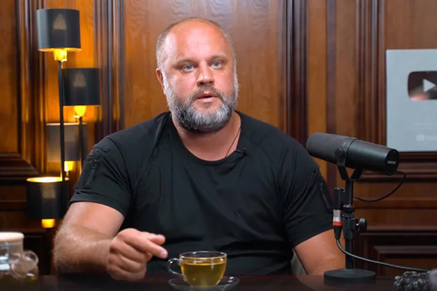 Таганский районный суд Москвы прекратил административное производство по статье о «дискредитации» армии за отсутствием состава правонарушения. Лингвистическая экспертиза не выявила призывов против Нацгвардии, защита просила перенести процесс в Ростов‑на‑Дону.