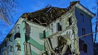 В Сызрани украинский беспилотник попал в многоэтажный жилой дом, частично обрушился подъезд. Спасатели извлекли из-под завалов 11 человек, включая двоих детей. Атака стала частью масштабного ночного налёта дронов на ряд регионов России.