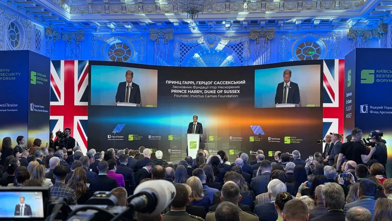 Принц Гарри, прибывший в Украину как частное лицо, выступил на форуме в Киеве, где обратился к Владимиру Путину с призывом прекратить войну и напомнил США об их обещаниях по защите суверенитета Украины после отказа страны от ядерного оружия.