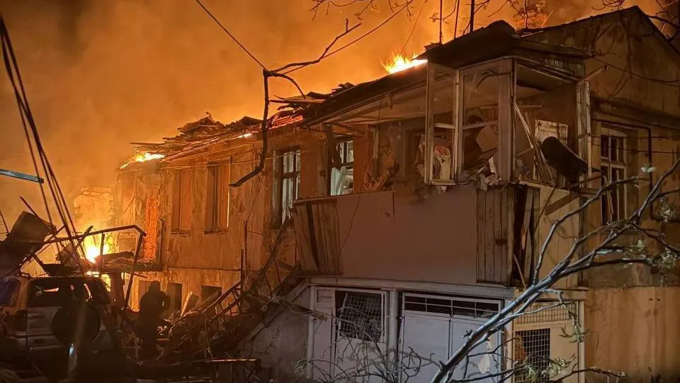 Ночью 24 апреля по Одессе был нанесен массированный удар беспилотниками: повреждены жилые дома, есть погибшие и раненые, десятки людей эвакуированы. Удары по гражданской инфраструктуре в украинских городах продолжаются уже несколько дней подряд.