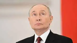 Владимир Путин сравнил нынешнюю ситуацию с Великой Отечественной войной, заявив, что «весь тыл должен работать ради фронта», пообещал довести до конца цели СВО и продолжить формирование «зоны безопасности» на границе с Украиной на фоне прогнозов о затяжных боевых действиях и возможной новой волне мобилизации.